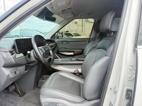 Used 2024 Kia EV9 Light Long Range RWD image 5