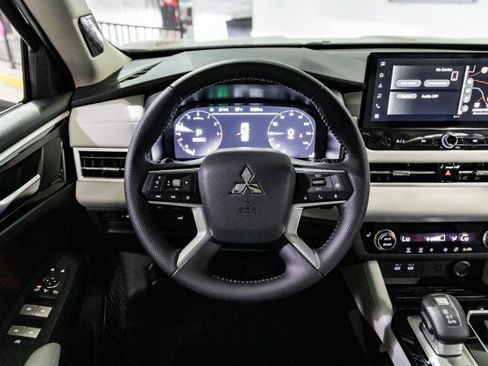 New 2025 Mitsubishi Outlander SE image 18