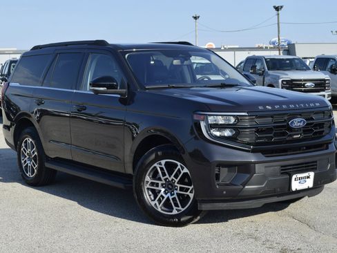 New 2025 Ford Expedition Active image 3