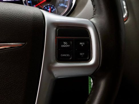 Used 2013 Chrysler Town & Country Touring-L image 28