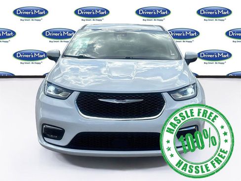 Used 2023 Chrysler Pacifica Touring-L FWD image 2