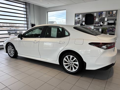 Used 2023 Toyota Camry LE image 3