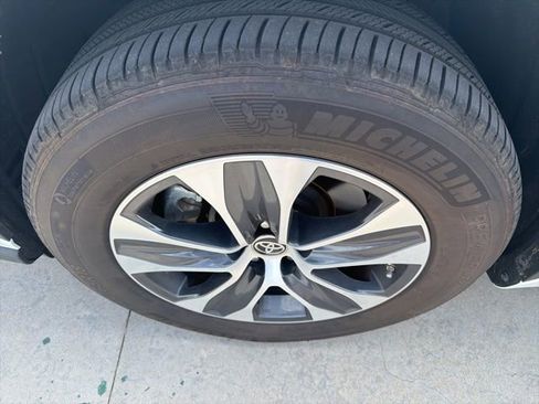 Used 2023 Toyota Highlander XLE FWD image 11