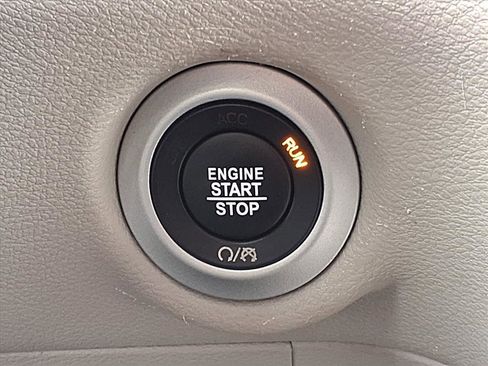 Used 2022 Chrysler Pacifica Touring-L image 16