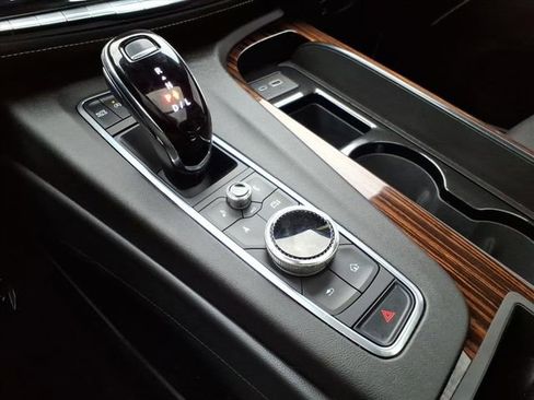 Used 2023 Cadillac Escalade Premium Luxury AWD/4WD image 33