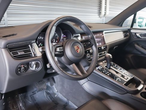 Certified 2026 Porsche Macan AWD/4WD image 4