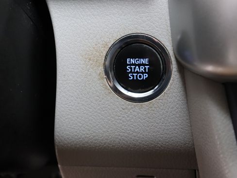 Used 2019 Toyota Highlander XLE FWD image 18