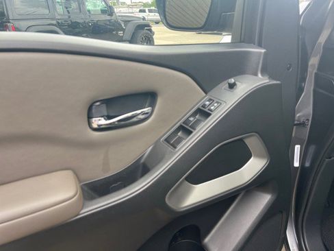 Used 2022 Nissan Frontier SV image 21