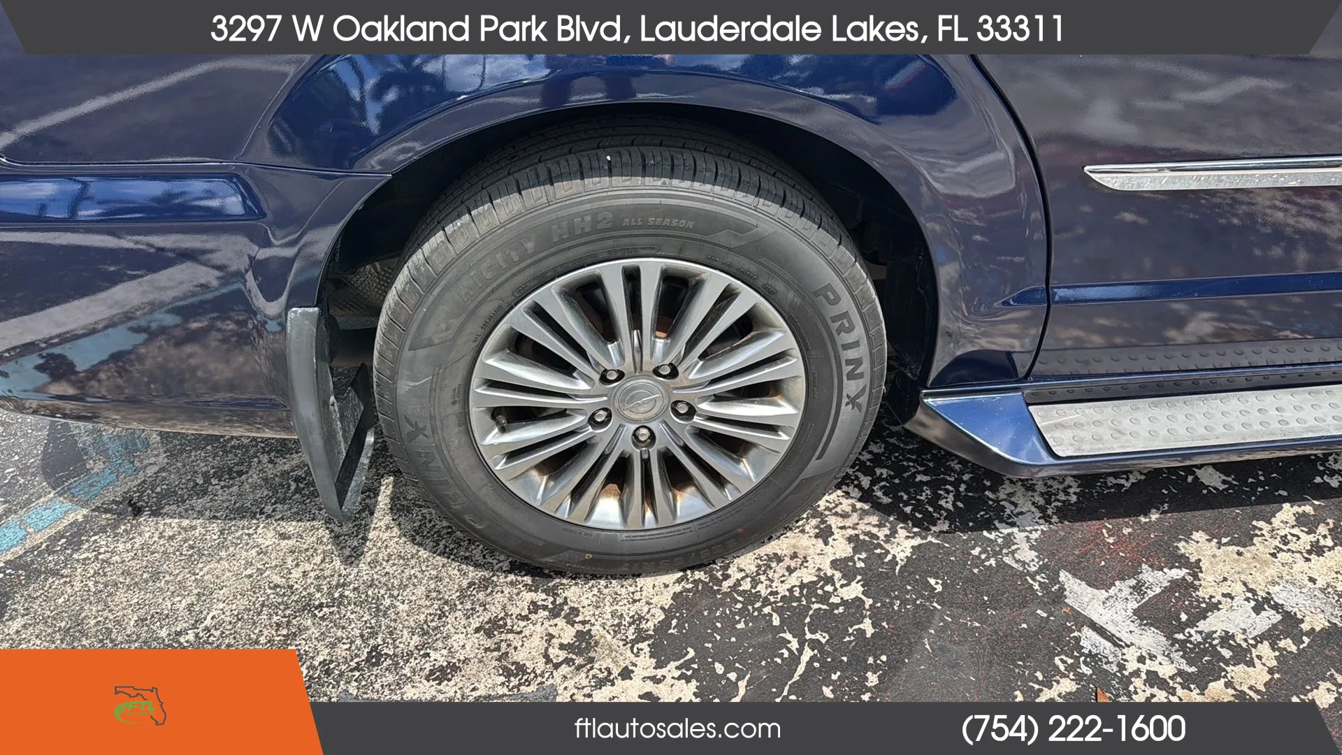 Used 2014 Chrysler Town & Country Touring-L FWD image 13