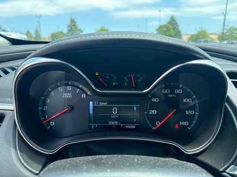Used 2017 Chevrolet Impala LT FWD image 4