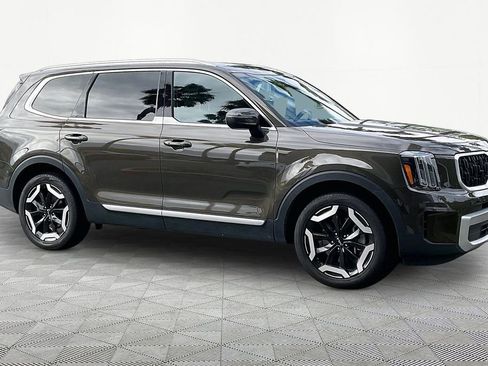 Certified 2024 Kia Telluride EX w/ EX Captain's Chair Package FWD image 4