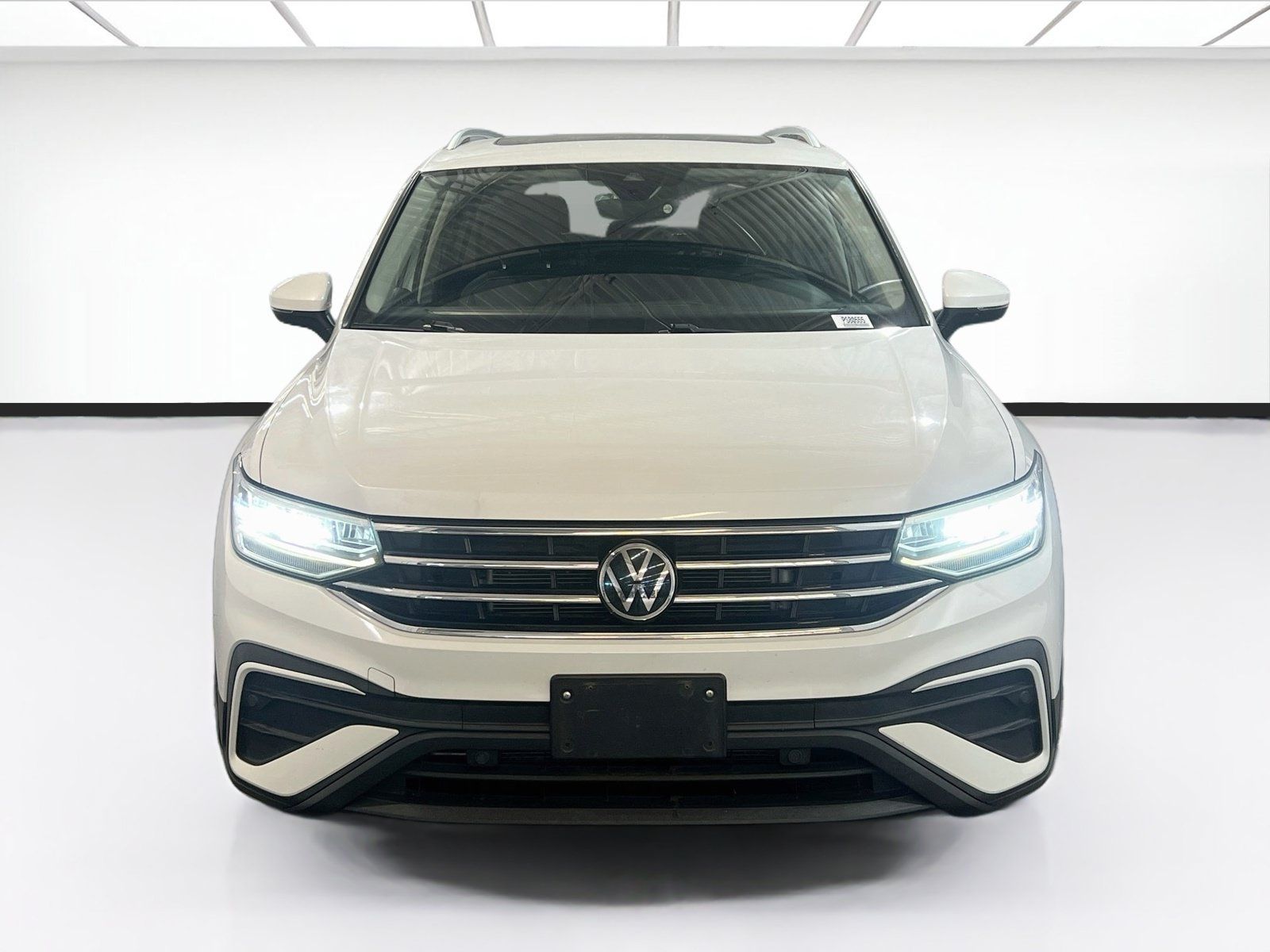Used 2023 Volkswagen Tiguan SE FWD image 2
