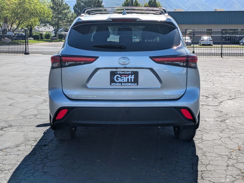 Used 2022 Toyota Highlander XLE AWD/4WD image 7