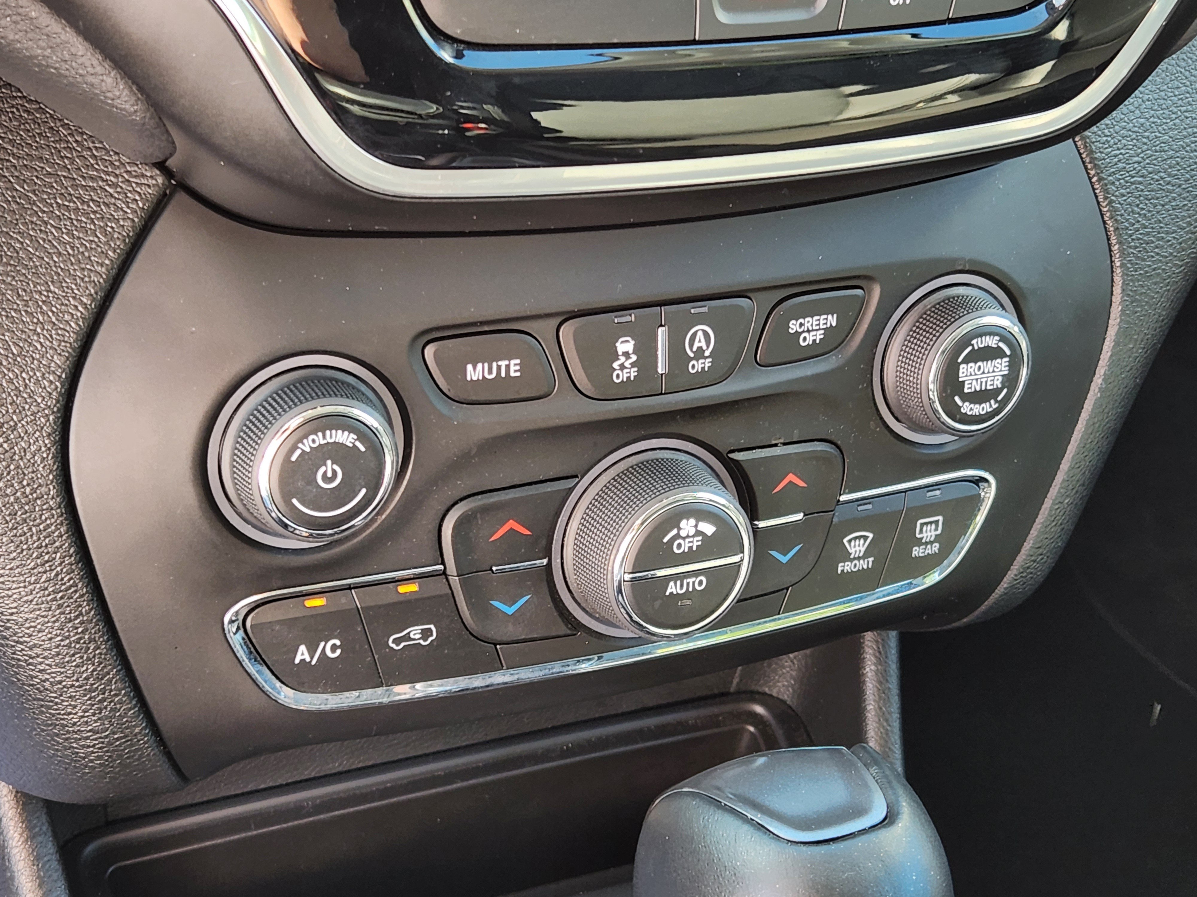 Used 2022 Jeep Cherokee Limited w/ Mopar Interior Package AWD/4WD image 20