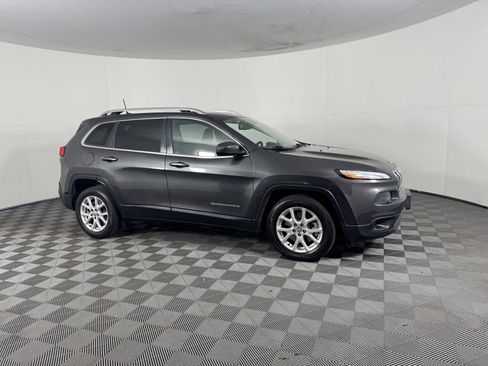 Used 2016 Jeep Cherokee Latitude image 2