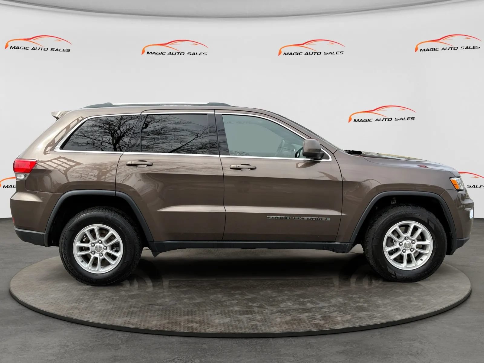 Used 2019 Jeep Grand Cherokee Laredo AWD/4WD image 6