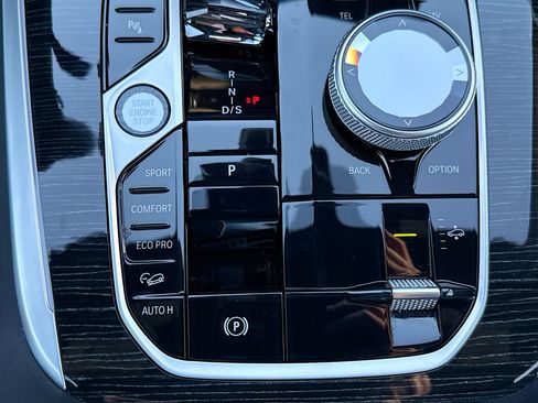 Used 2025 BMW X7 M60i image 32