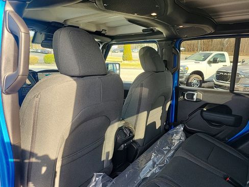 New 2025 Jeep Gladiator Sport image 17