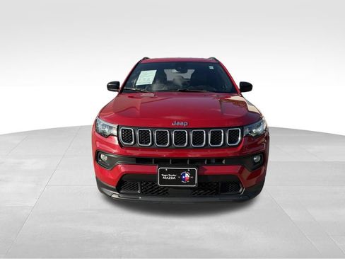 Used 2024 Jeep Compass Latitude AWD/4WD image 2