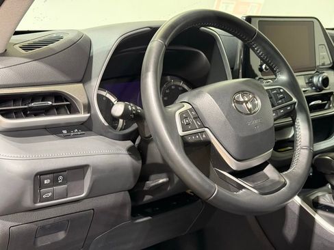 Certified 2023 Toyota Highlander XLE image 17