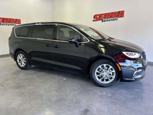 Used 2026 Chrysler Pacifica Limited FWD image 2