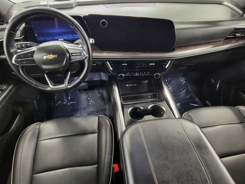 Used 2025 Chevrolet Suburban Premier AWD/4WD image 7