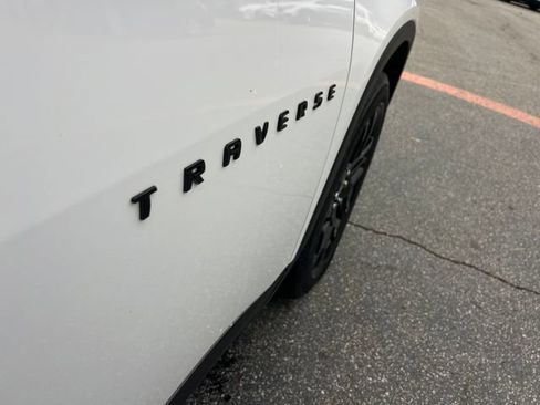 Used 2021 Chevrolet Traverse LT image 36
