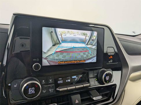Used 2023 Toyota Highlander XLE FWD image 12