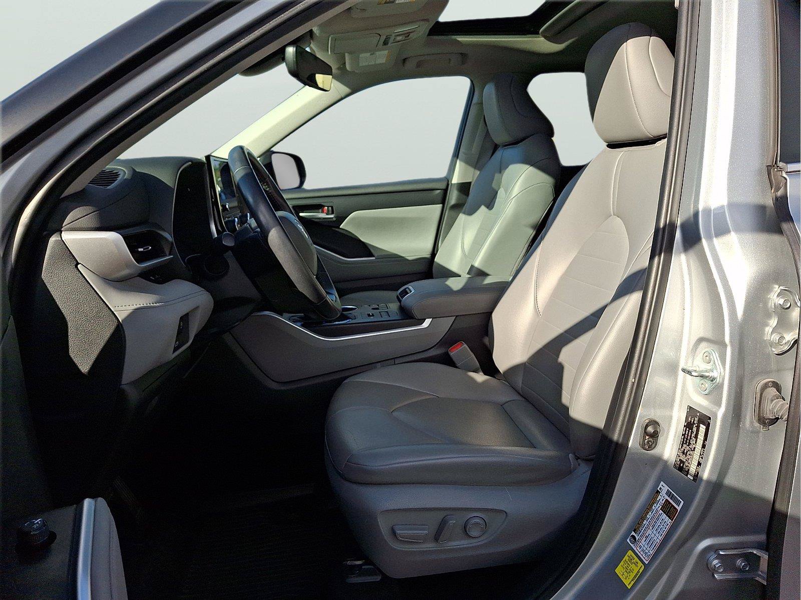 Used 2023 Toyota Highlander XLE AWD/4WD image 14