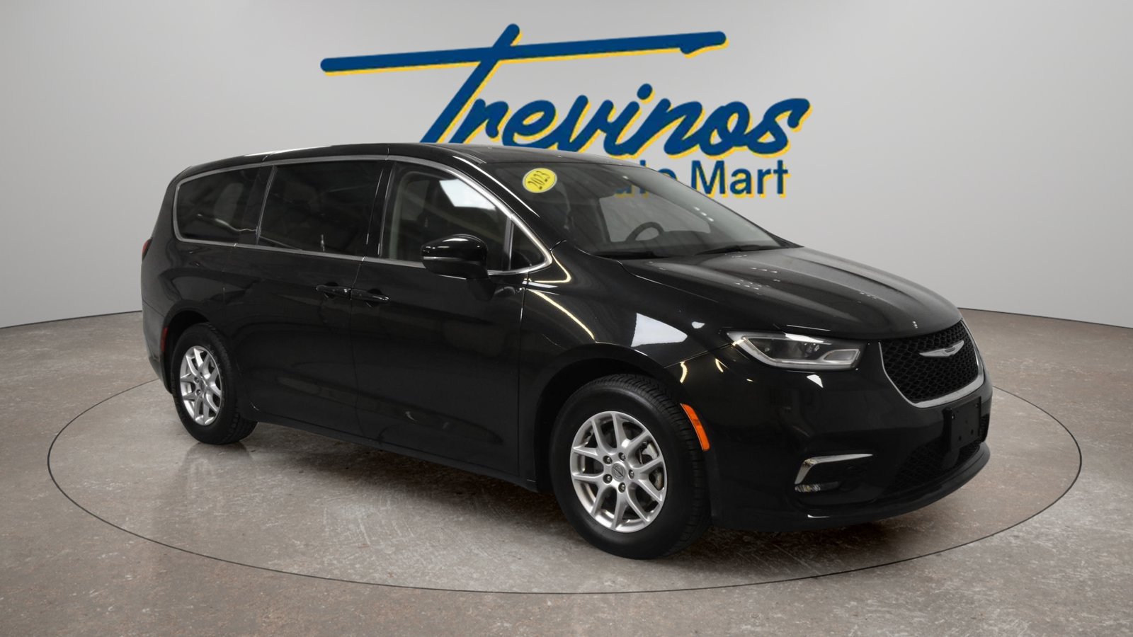 Used 2023 Chrysler Pacifica Touring-L FWD image 1