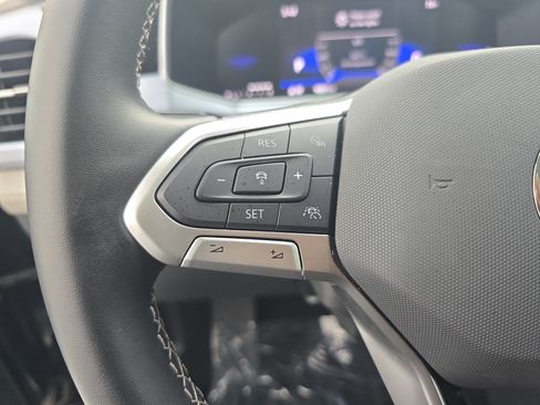 Certified 2025 Volkswagen Taos SE FWD image 16