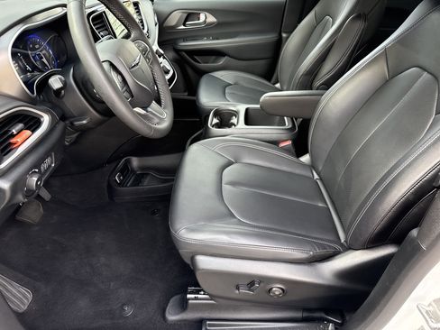 Used 2025 Chrysler Pacifica Select image 9