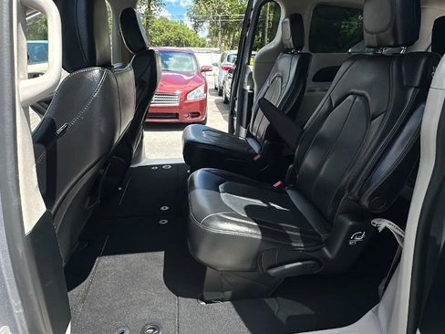 Used 2019 Chrysler Pacifica Touring-L FWD image 22