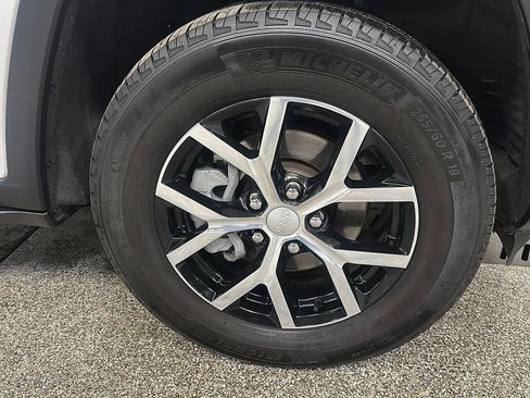 Used 2023 Jeep Grand Cherokee Limited image 12