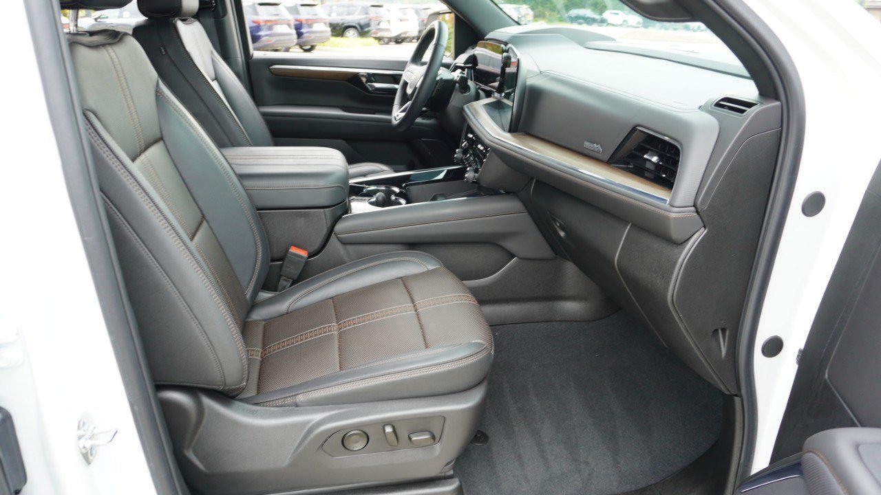 Used 2025 Chevrolet Tahoe High Country AWD/4WD image 14