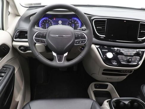 Used 2024 Chrysler Pacifica Touring-L image 11