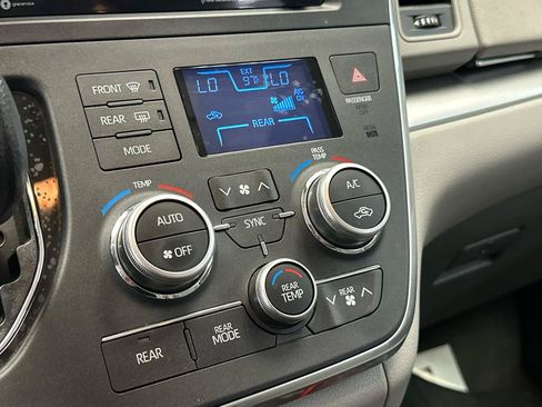 Used 2018 Toyota Sienna LE w/ Carpet Mat Package FWD image 23