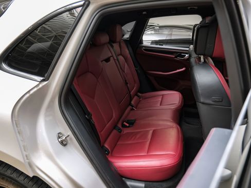 Used 2023 Porsche Macan Turbo image 43