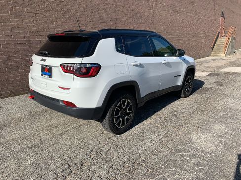 Used 2025 Jeep Compass Trailhawk AWD/4WD image 5