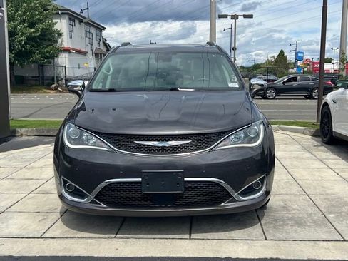 Used 2020 Chrysler Pacifica Limited w/ Advanced Safetytec Group FWD image 3