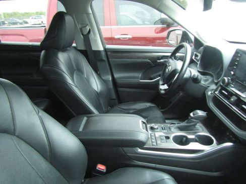 Used 2020 Toyota Highlander Limited image 11