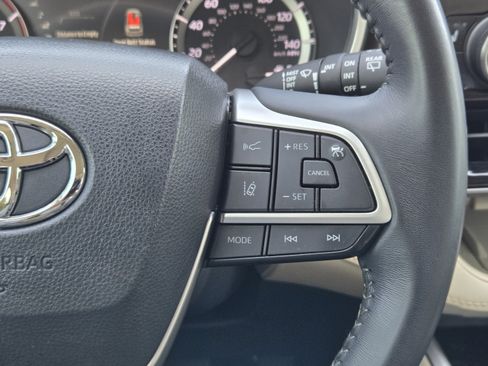 Used 2023 Toyota Highlander XLE FWD image 27