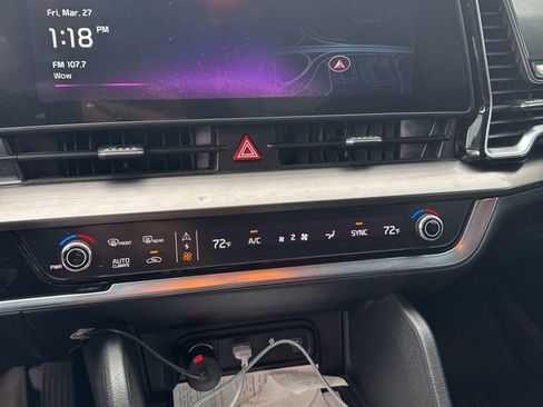 Used 2025 Kia Sportage EX image 2