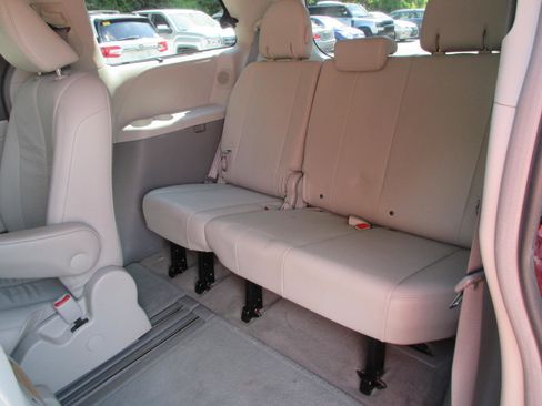 Used 2011 Toyota Sienna XLE w/ Premium Pkg FWD image 13