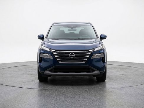 Used 2025 Nissan Rogue SV image 2