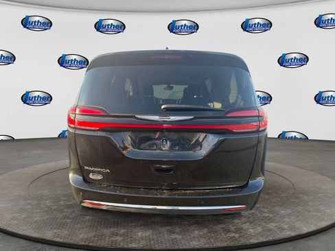 Used 2023 Chrysler Pacifica Touring-L FWD image 4