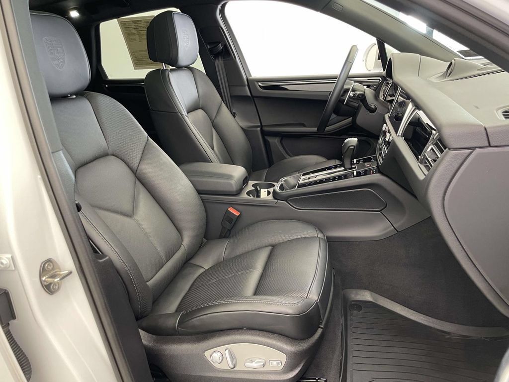 Certified 2026 Porsche Macan AWD/4WD image 23