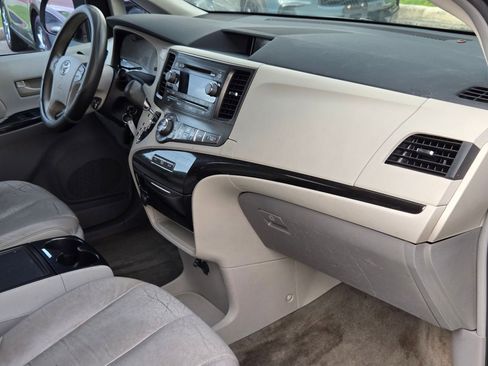 Used 2013 Toyota Sienna LE FWD image 27