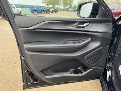 New 2025 Jeep Grand Cherokee L Altitude image 8