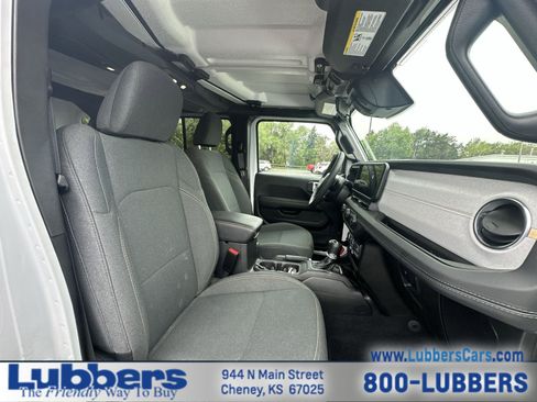 Used 2025 Jeep Wrangler Sahara AWD/4WD image 20